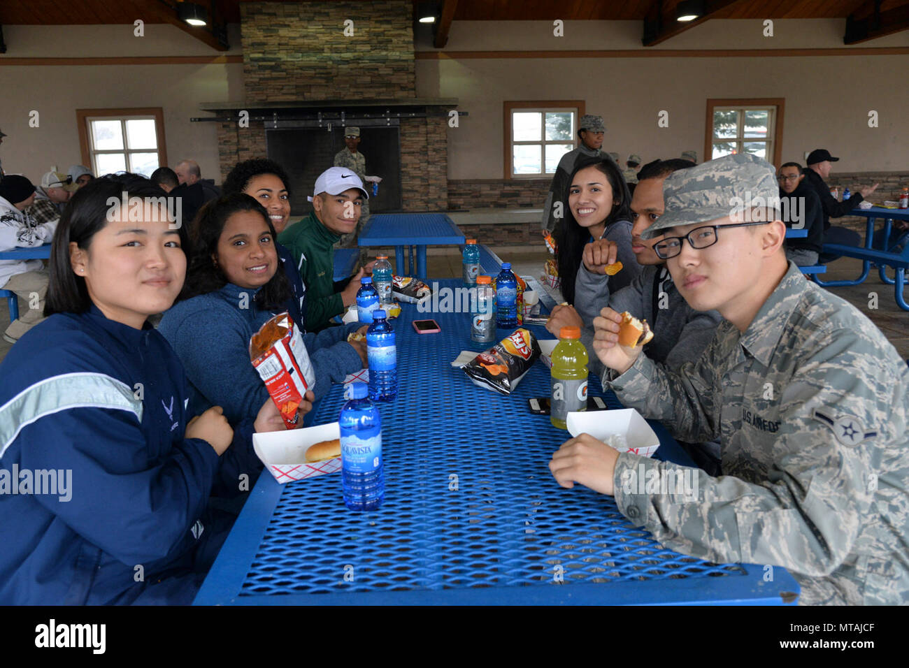 Aviateurs, manger des hamburgers pour le déjeuner à Sun Plaza Park pendant la journée des sports le 21 avril 2017, à la Malmstrom Air Force Base, au Montana, en plus de 350 hamburgers étaient consommés au cours de la burger brûler. Banque D'Images