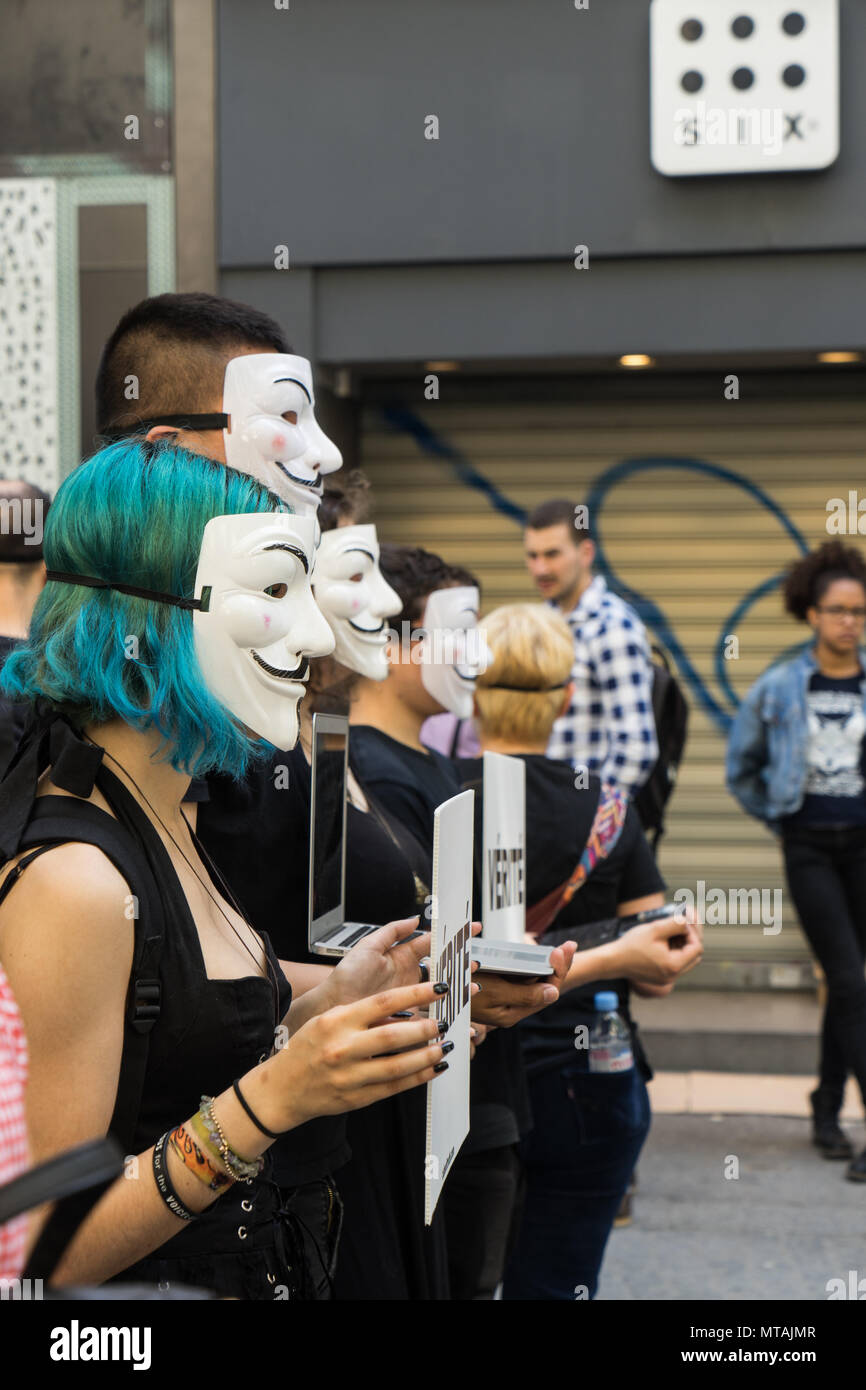 PARIS, FRANCE - 27 mai 2018 : un groupe de gens de l'association L214, d'informer les passants sur la violence faite aux animaux, dans une rue de Pa Banque D'Images