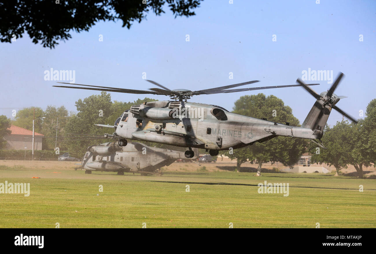 Deux CH-53E Super Etalons avec Marine Aviation armes et tactiques (Escadron) MAWTS 1 terrains dans le parc Kiwanis, Arizona), lors de l'assaut tactique d'appui (AST) 3 tout en soutenant la formation semestriels pour les armes et tactiques - Instructeur (WTI) 2-17, 21 avril. D'une durée de sept semaines, le WTI est une évolution de la formation organisée par MAWTS-1 qui fournit les advanced et tactique de l'unité de formation et de certification des qualifications du personnel enseignant à l'appui de l'aviation maritime de la formation et de l'état de préparation. L'AST-3 une formation axée sur la conduite d'opérations d'évacuation de noncombattant (Néo) dans un environnement urbain whil Banque D'Images