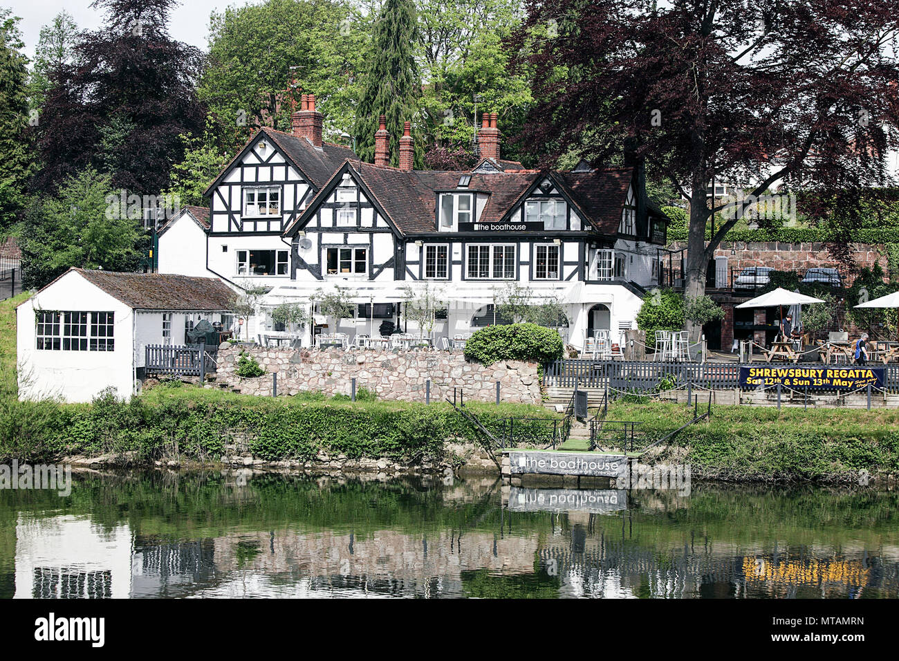 Le Boathouse public house à Shrewsbury situé le long des rives de la rivière Severn à Shrewsbury, en Angleterre. Banque D'Images