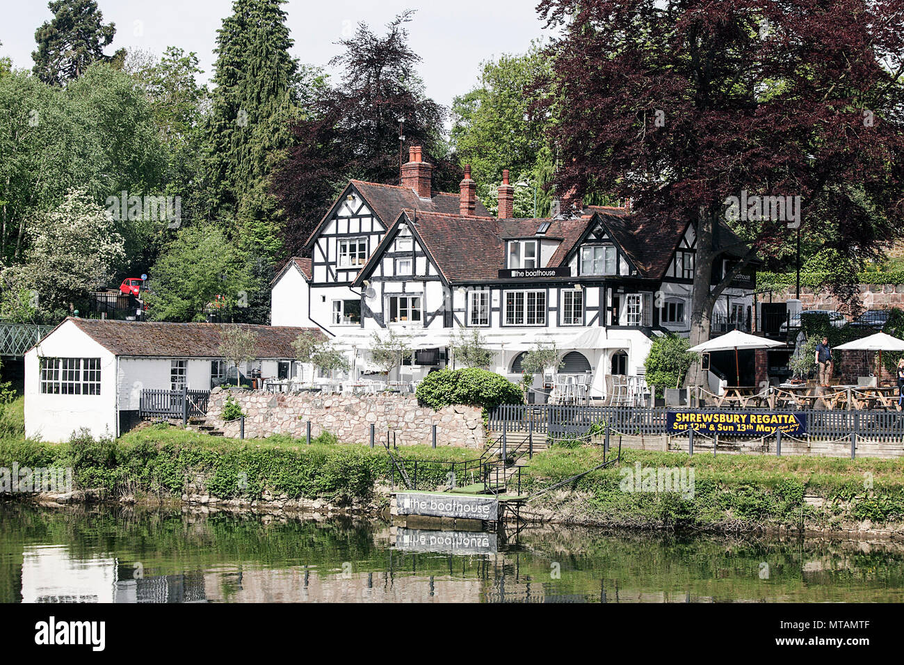 Le Boathouse public house à Shrewsbury situé le long des rives de la rivière Severn à Shrewsbury, en Angleterre. Banque D'Images