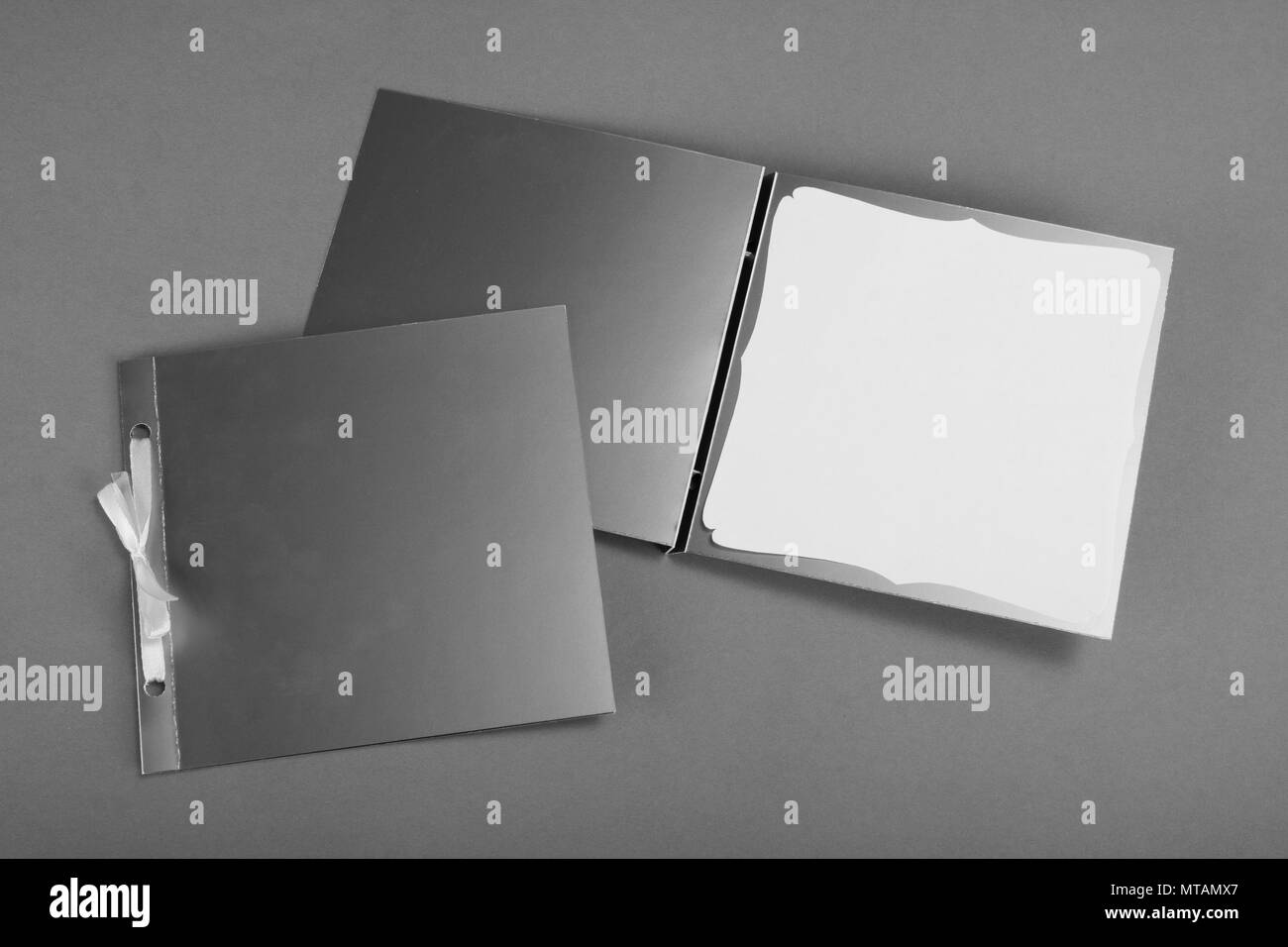 Cartes de souhaits argenté sur un fond gris. À utiliser pour des invitations Banque D'Images