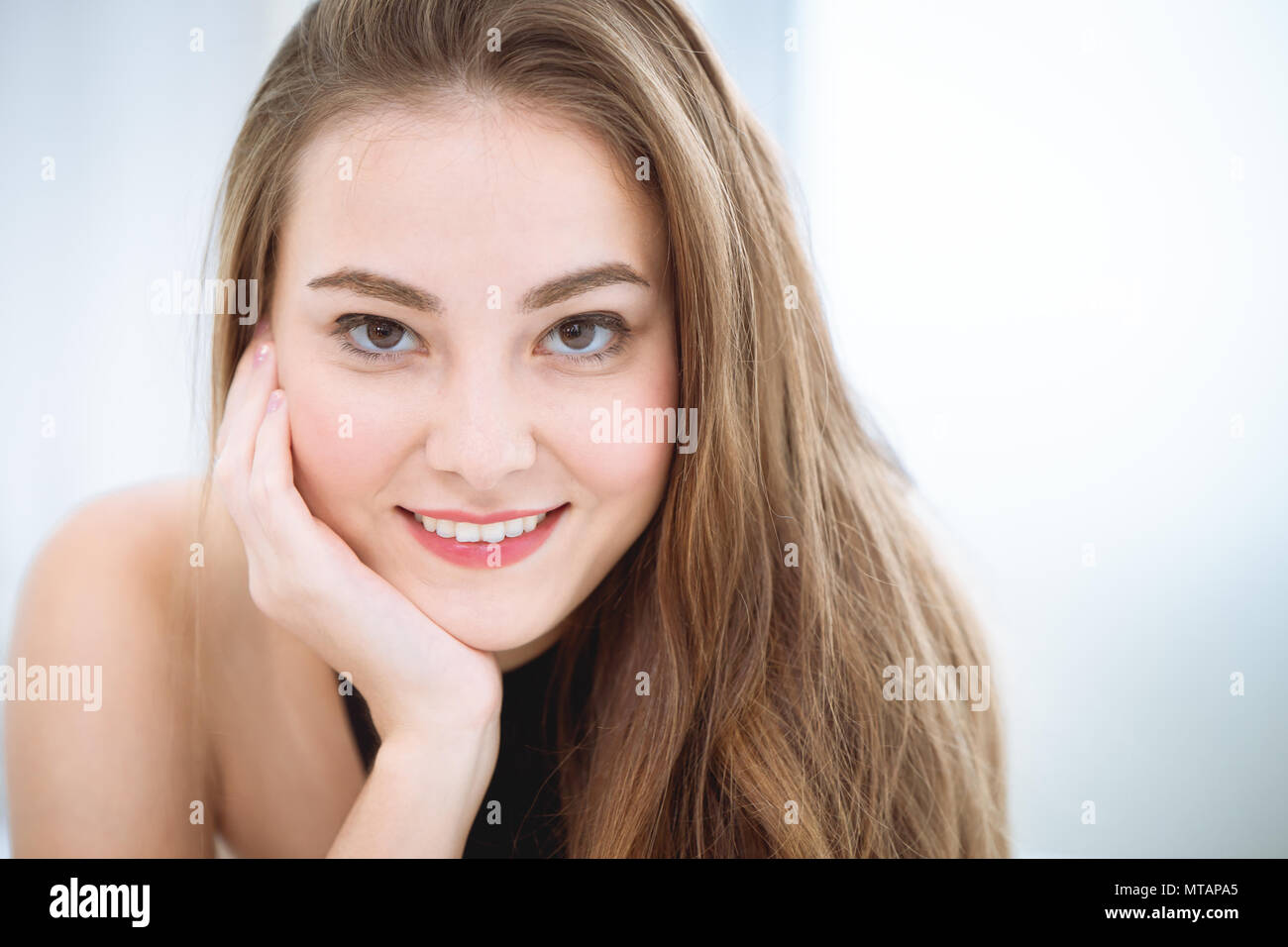 Belle femme visage souriant dents blanches Banque D'Images