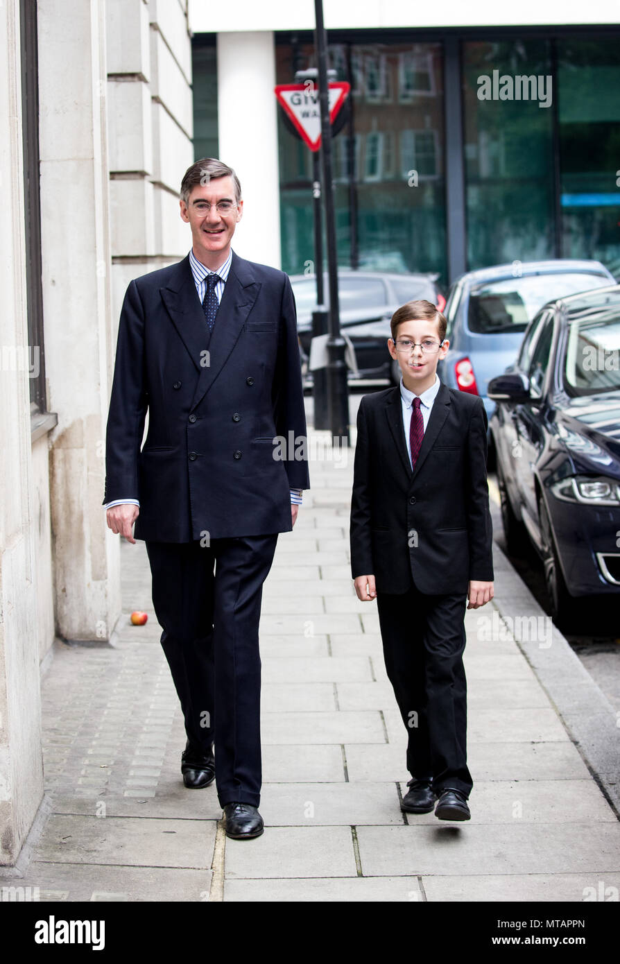 Jacob Rees-Mogg, député de North Somerset à la BBC Studios à apparaître sur l'Andrew Marr Show' avec son fils aîné Peter Theodore Alphege Banque D'Images