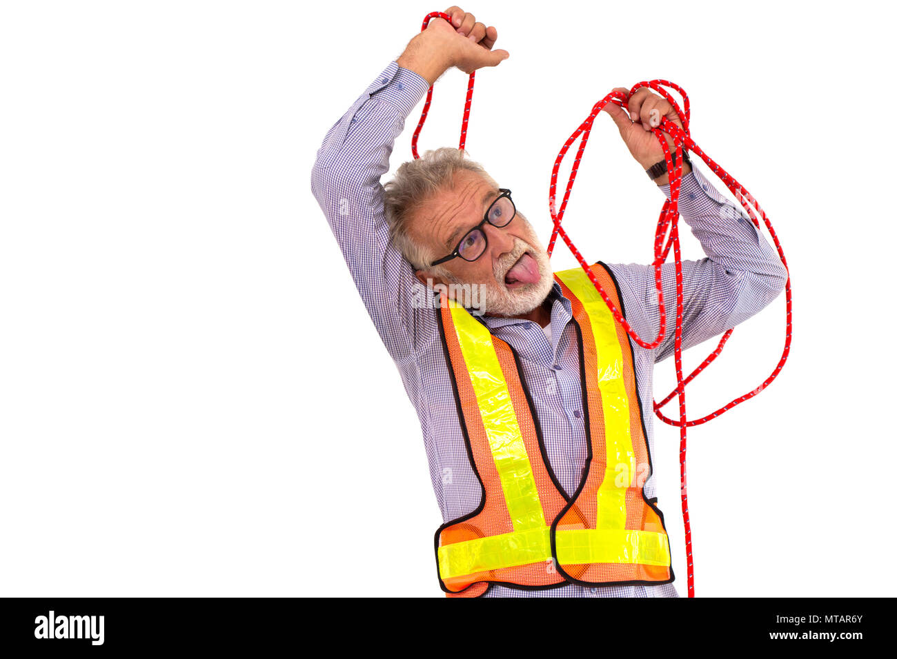 Funny senior engineer corde suicide. vieil homme auto-travailleur mort pendaison posture du cou isolé sur blanc. Banque D'Images
