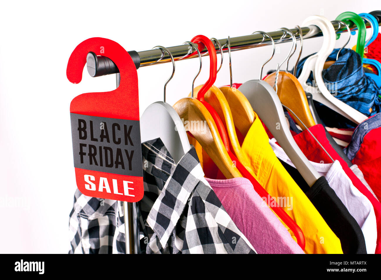 Le Black Friday shopping vente concept. Vente dans un magasin de vêtements  - commode signe à un porte manteau Photo Stock - Alamy