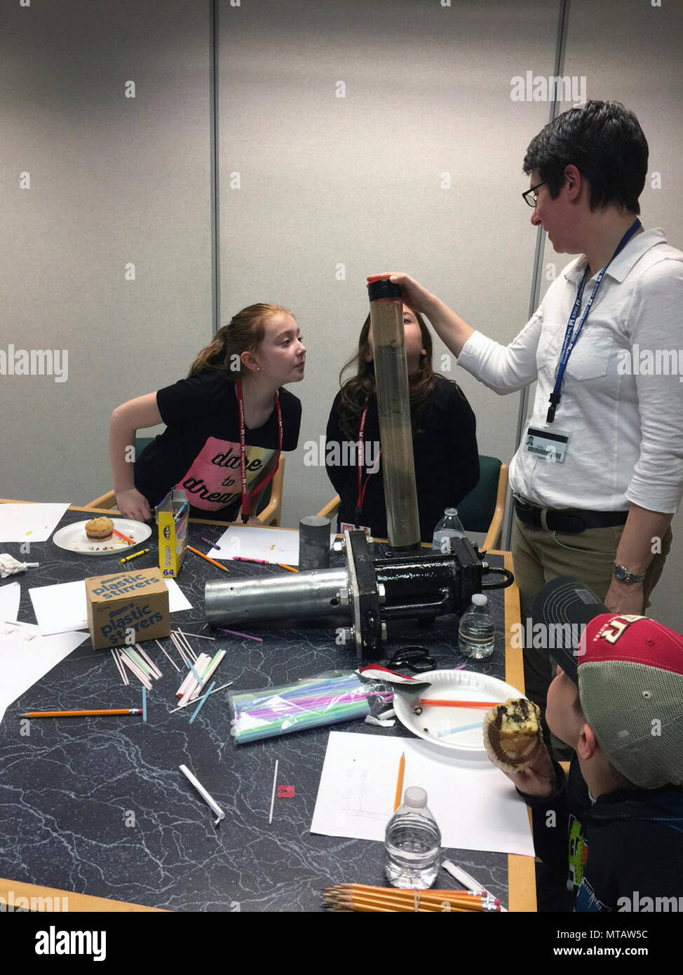 Marie Esten montre les participants d'un échantillon au cours de l'échantillonnage sous-marine et l'activité au cours de l'enquête Prendre vos filles et fils travaillent Jours de l'événement, le 21 avril 2017. Banque D'Images