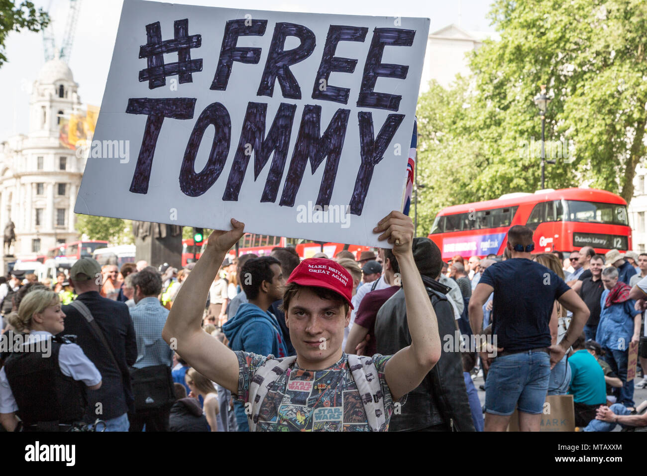 London UK 26 mai 2018 les partisans d'extrême droite manifestation devant Downing Street exigeant la libération de l'activiste de droite Tommy Robinson, qui a été arrêté pour b Banque D'Images