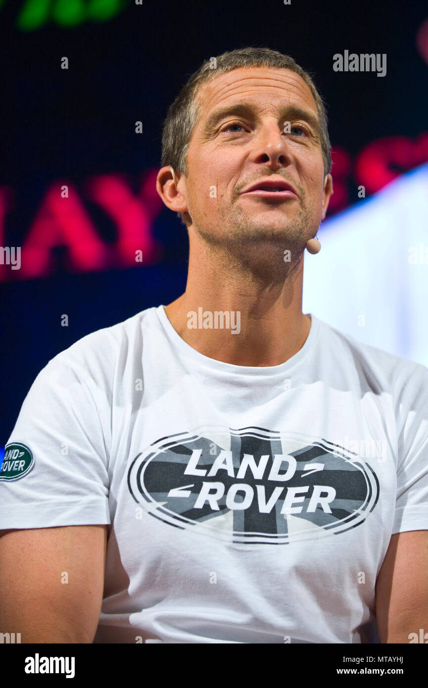 Bear Grylls intervenant au stade de la Tata tente au Hay Festival 2018 Hay-on-Wye Powys Pays de Galles UK Banque D'Images