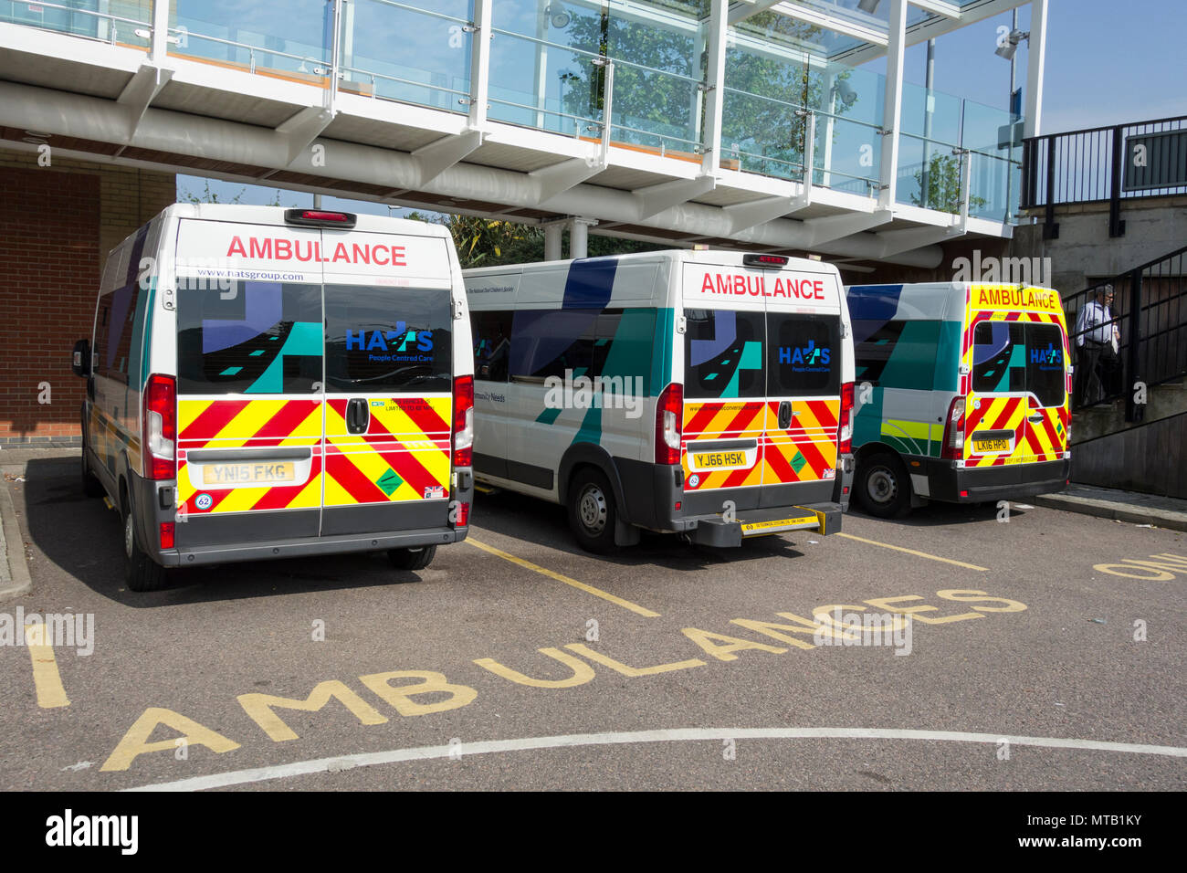 Les ambulances garé à l'extérieur de la Douglas Bader Rehabilitation Centre à Queen Mary's Hospital, Roehampton, Londres, UK Banque D'Images