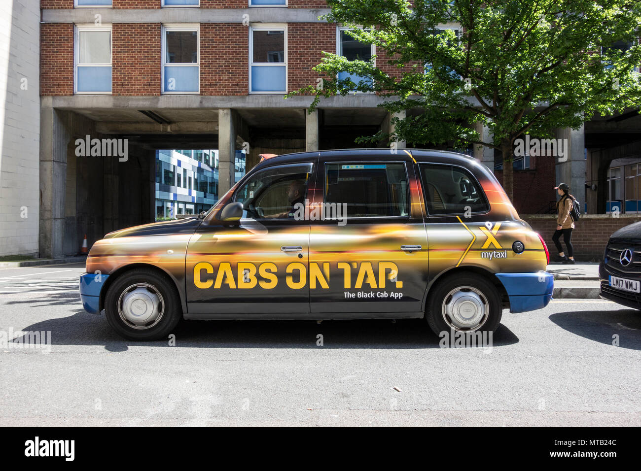 Un noir et l'or, MyTaxi taxis sur Tap, London taxi dans le centre de Londres, UK Banque D'Images