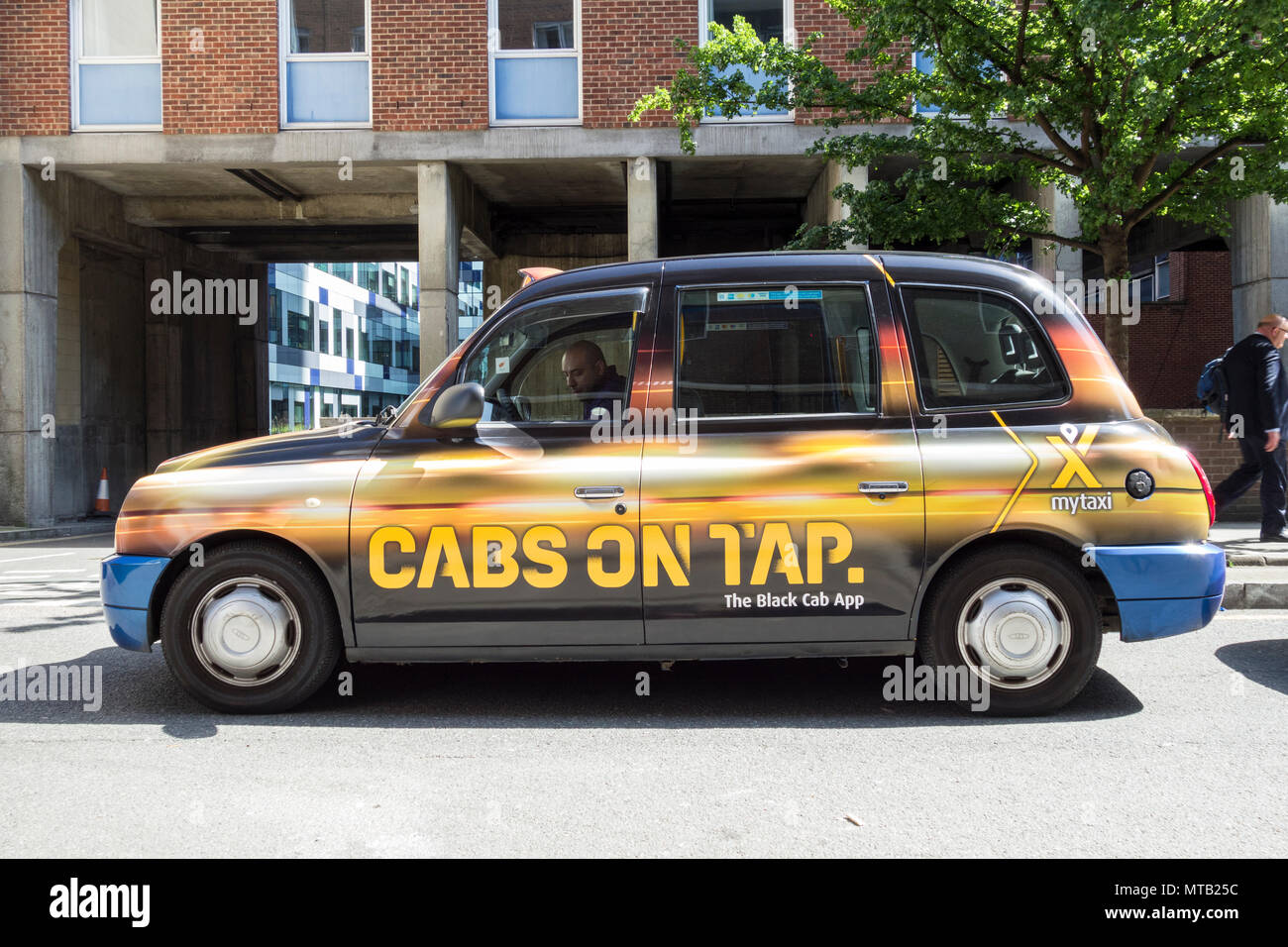 Un noir et l'or, MyTaxi taxis sur Tap, London taxi dans le centre de Londres, UK Banque D'Images