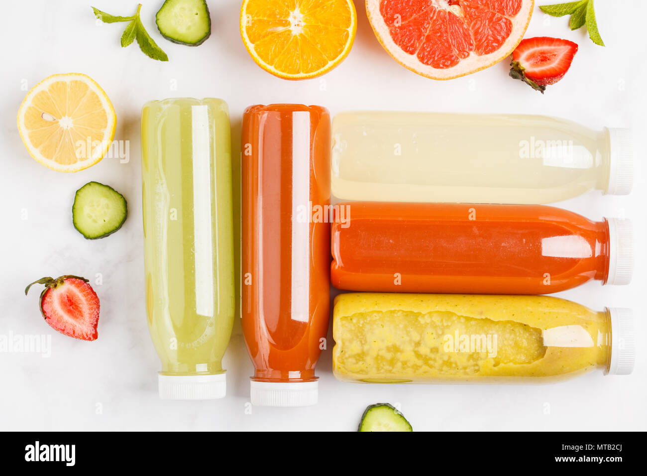 Variété de smoothies colorés ou des bouteilles de jus de baies, fruits et légumes. Programme de désintoxication, concept de vie sain. Banque D'Images