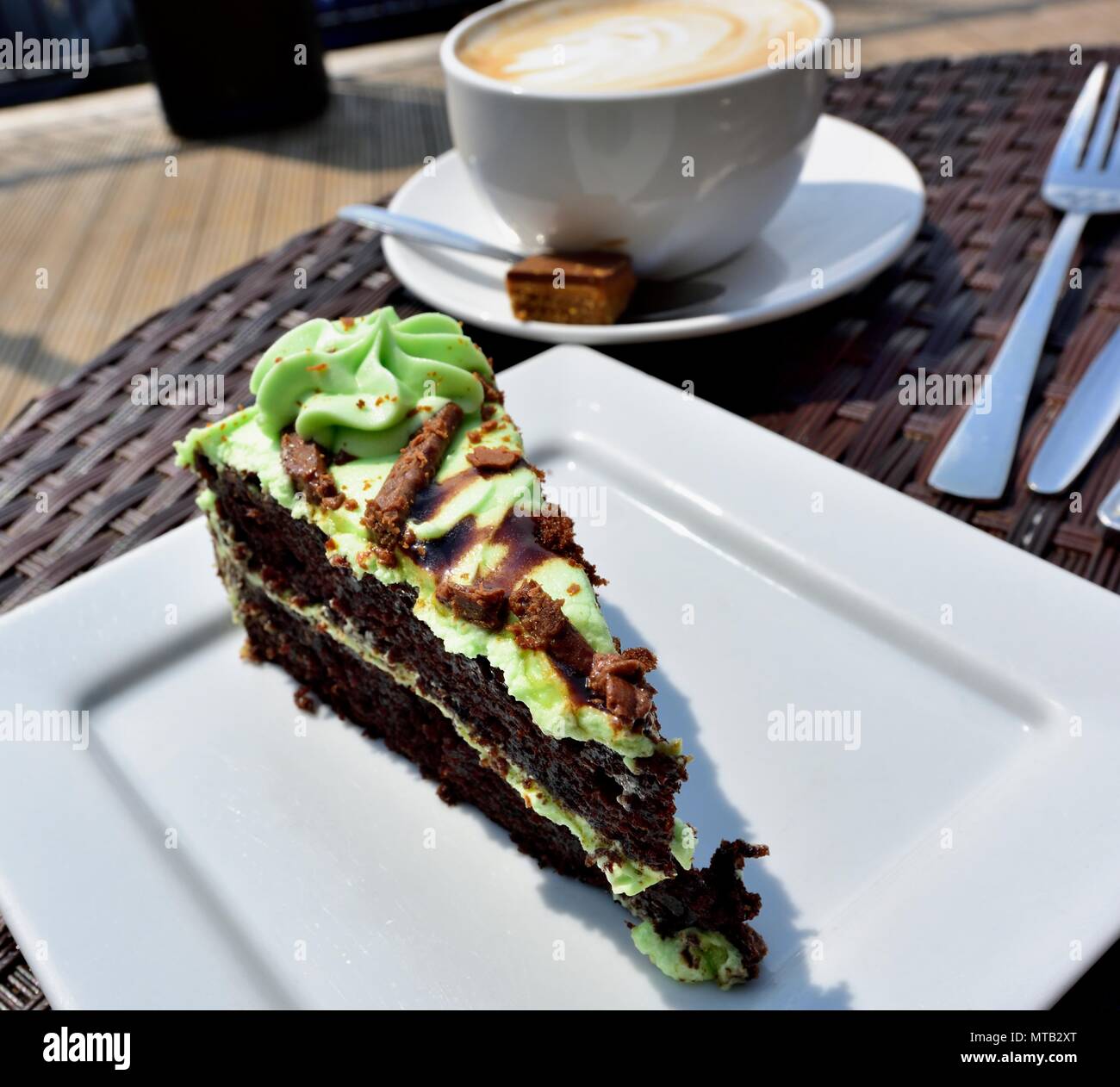 Gateau Au Chocolat Menthe Menthe Portion Sur Une Plaque Carree Blanc Photo Stock Alamy Gateau Au Chocolat Menthe Menthe Portion Sur Une Plaque Carree Blanc Photo Stock Alamy