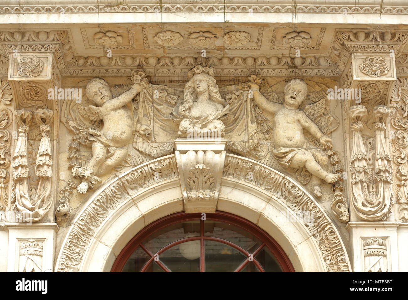 Gros plan sur l'entrée de l'hôtel de ville avec des détails de sculptures à Swanage, à l'île de Purbeck, Dorset, UK Banque D'Images