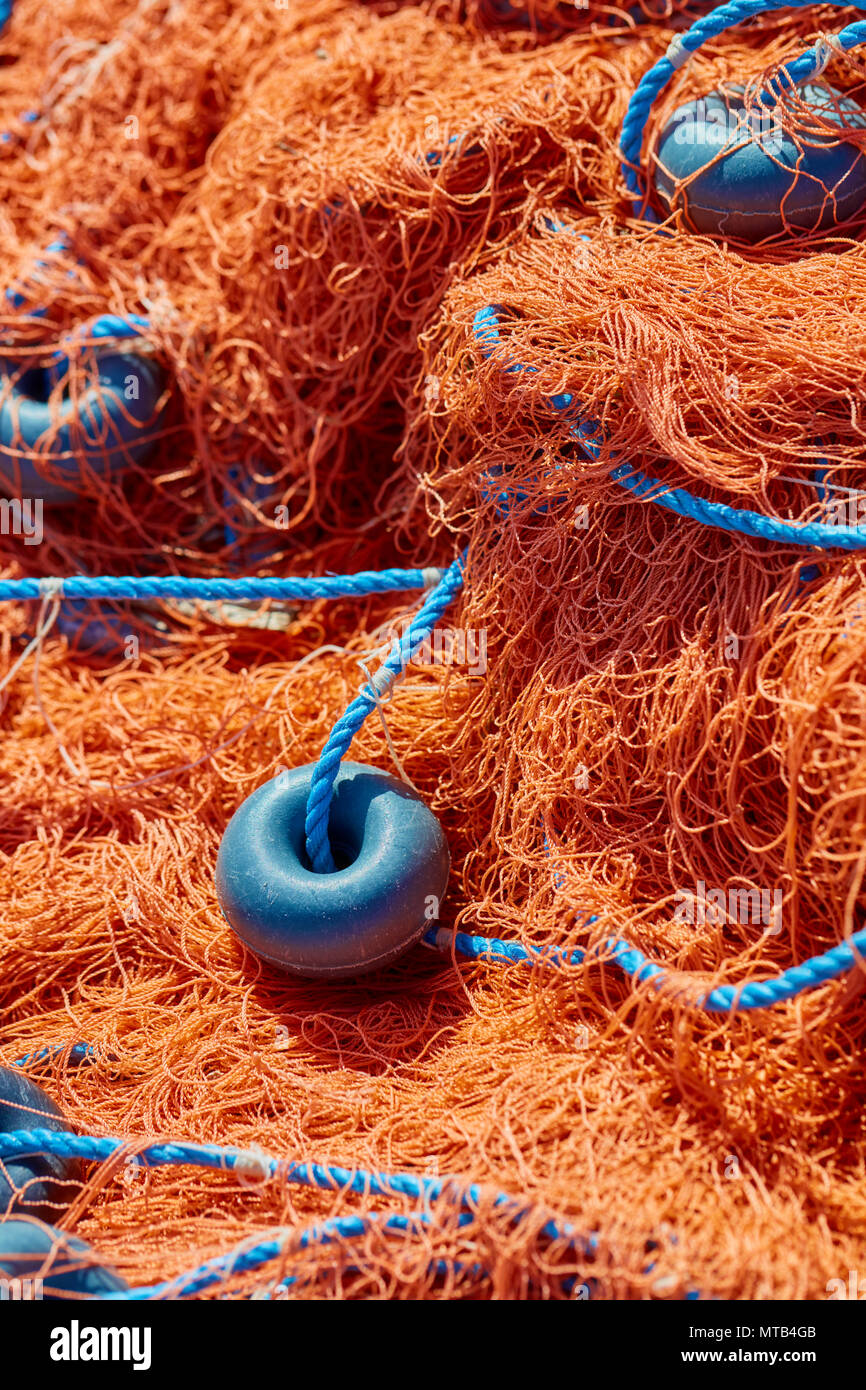 Filet de pêche avec corde bleu et flottent sur le dock. Close up. Banque D'Images