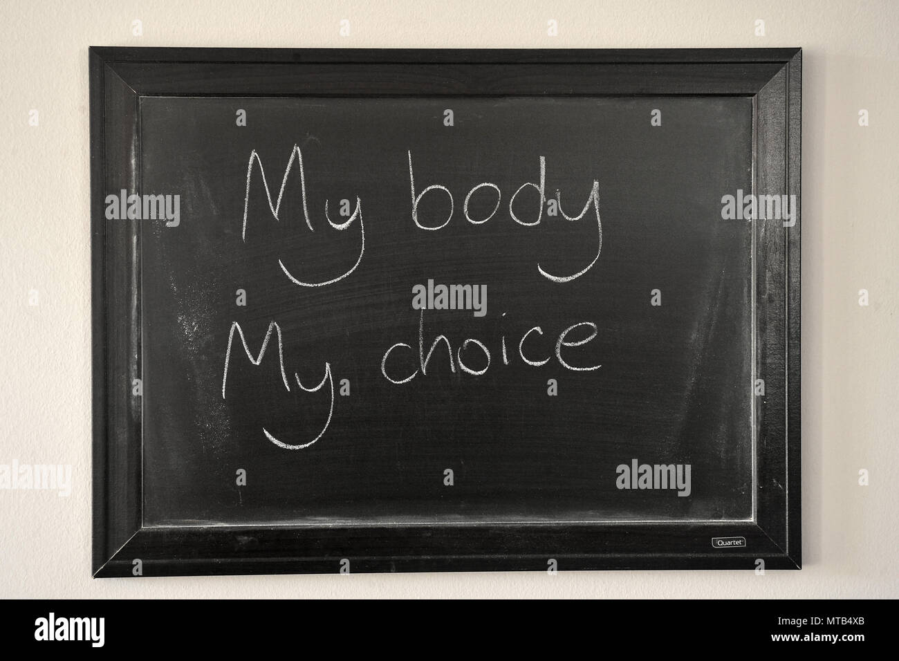 Mon corps Mon choix écrit dans une craie blanche sur un tableau noir fixé au mur Banque D'Images