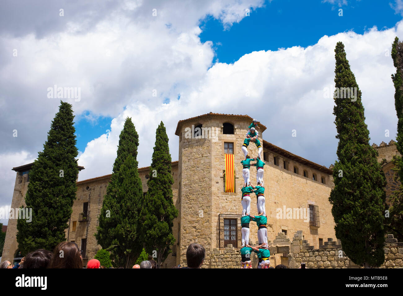 Castellers - Catalan tours humaines dans la Placa Octavia, Sant Cugat del Valles, supporter de Barcelone, Catalogne. Banque D'Images
