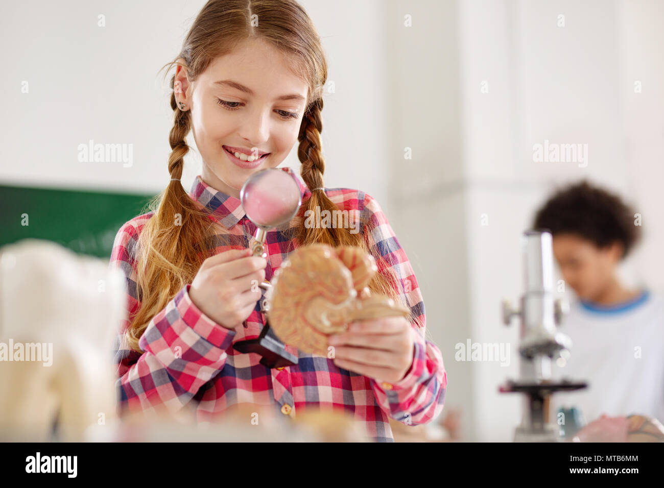 Le meilleur élève de l'école étudie la biologie Banque D'Images