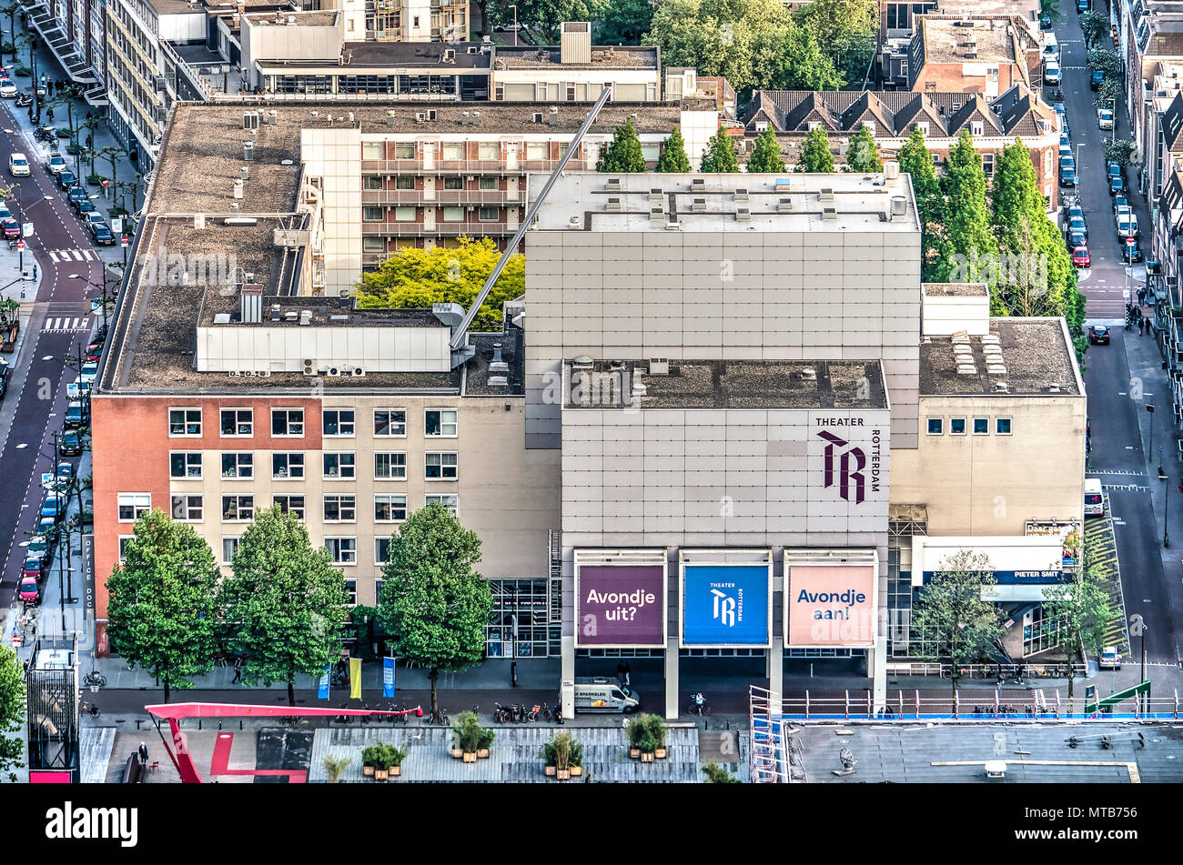 Rotterdam, Pays-Bas, le 11 mai 2018 : Vue aérienne d'un pâté contenant Schouwburg, théâtre ainsi que des bureaux de vente au détail, et appartements Banque D'Images