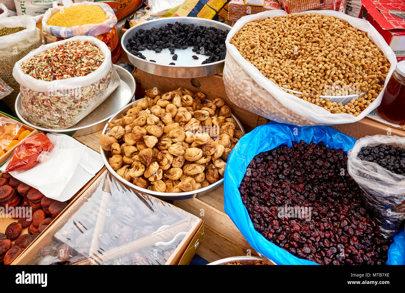Figues séchées, pruneaux secs, pruneaux secs, mûrier, et les abricots séchés dans un authentique bazar turc Banque D'Images