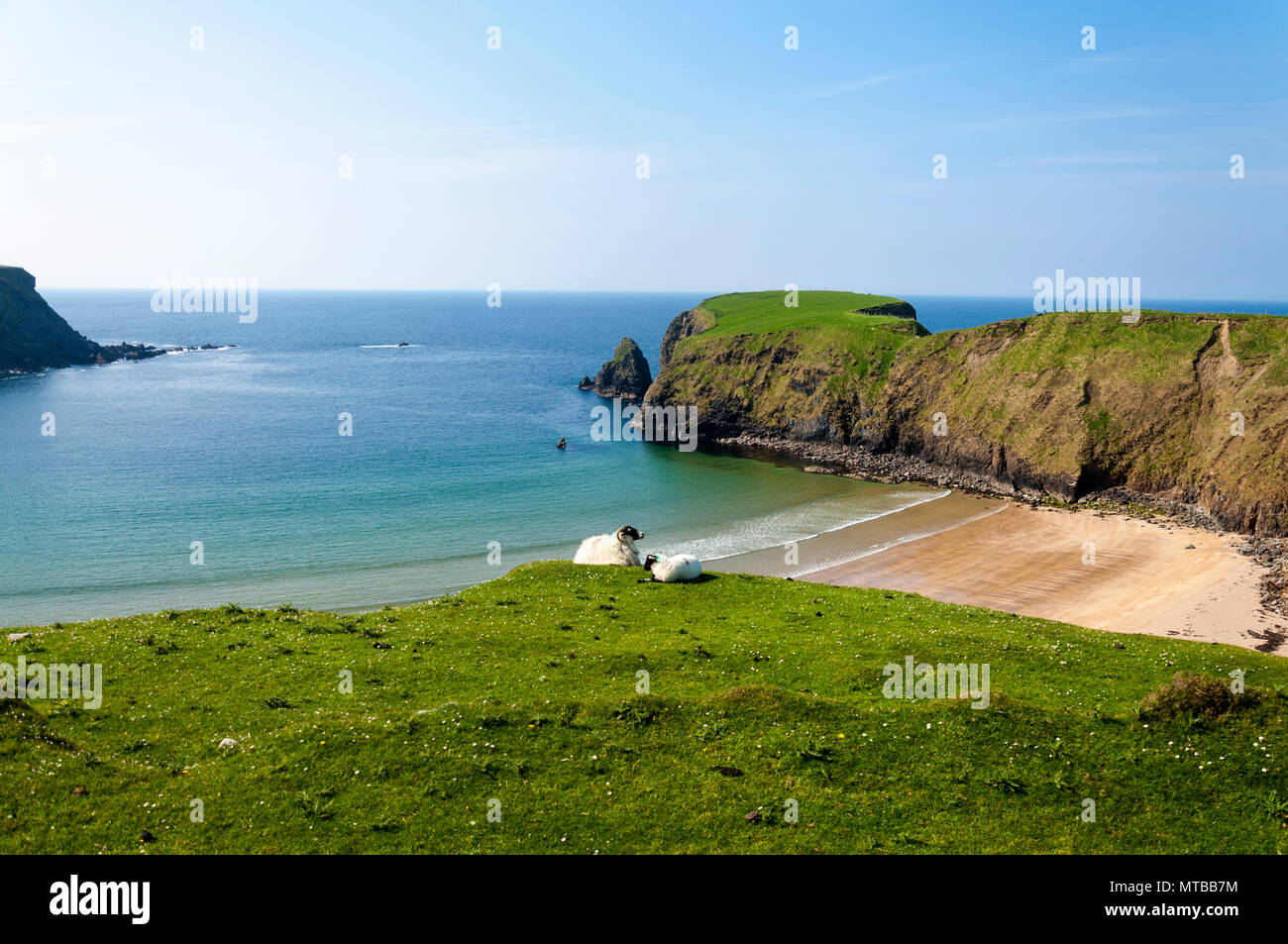 Malin Beg un petit village Gaeltacht, comté de Donegal, Irlande. Il est célèbre pour sa plage de Silver Strand Banque D'Images