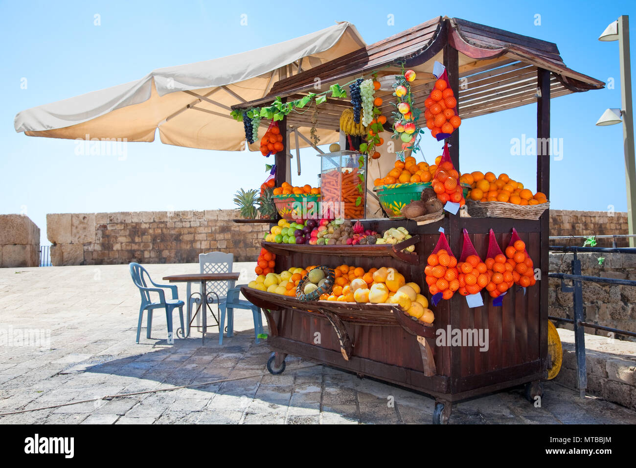 Shop avec fruits frais, jus d'Akko (Acre), Israël Banque D'Images