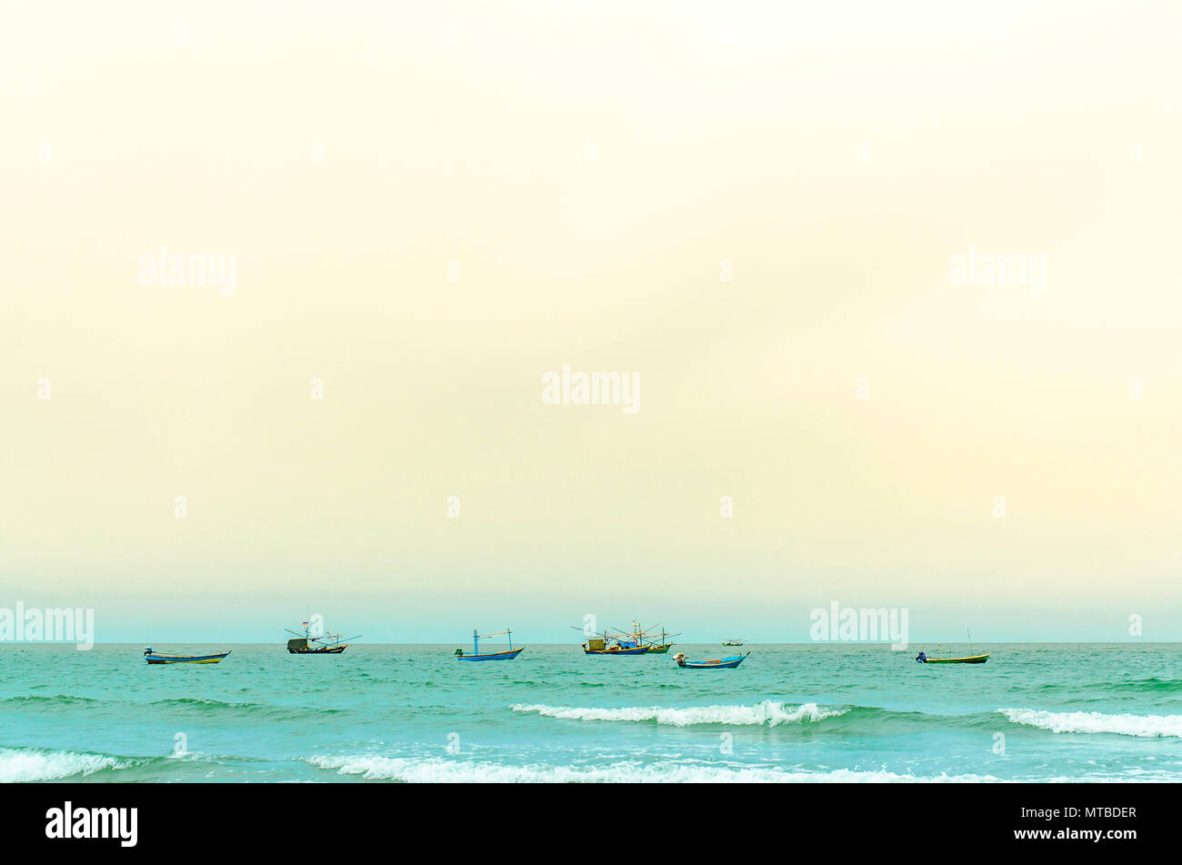 L'avis de plage de sable et mer vague sur l'après-midi, de belles plages et mer avec bateau de pêche dans la mer. Banque D'Images