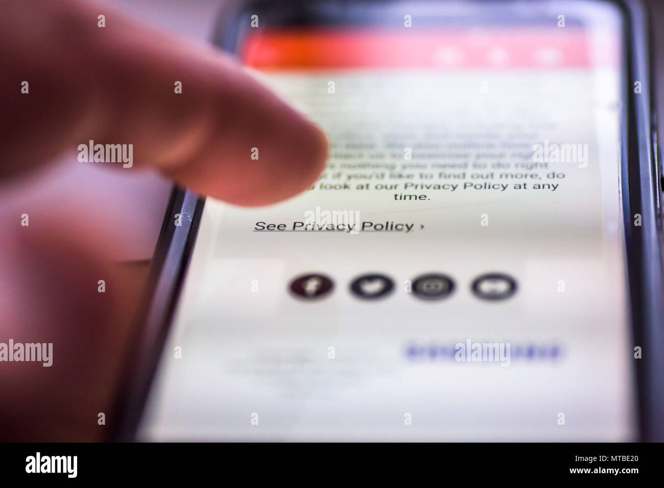 Règlement général sur la protection des données - gros plan - PIBR les pointer du doigt vers le smartphone message link Voir la politique commune. Banque D'Images