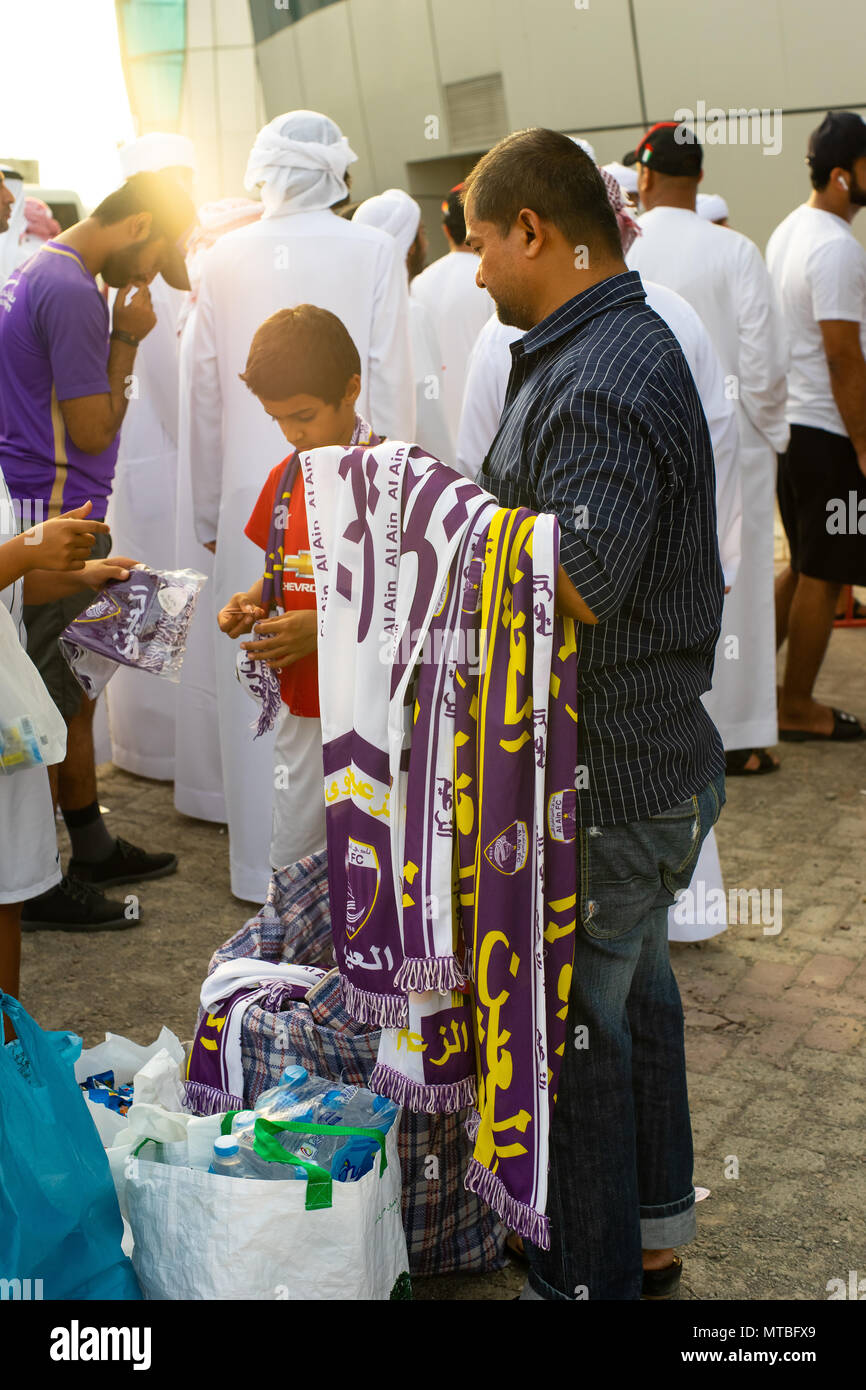 Un gars des clubs de football vente écharpes avant match régionale tenue à Al Jazeera Football Club, Abu Dhabi Banque D'Images