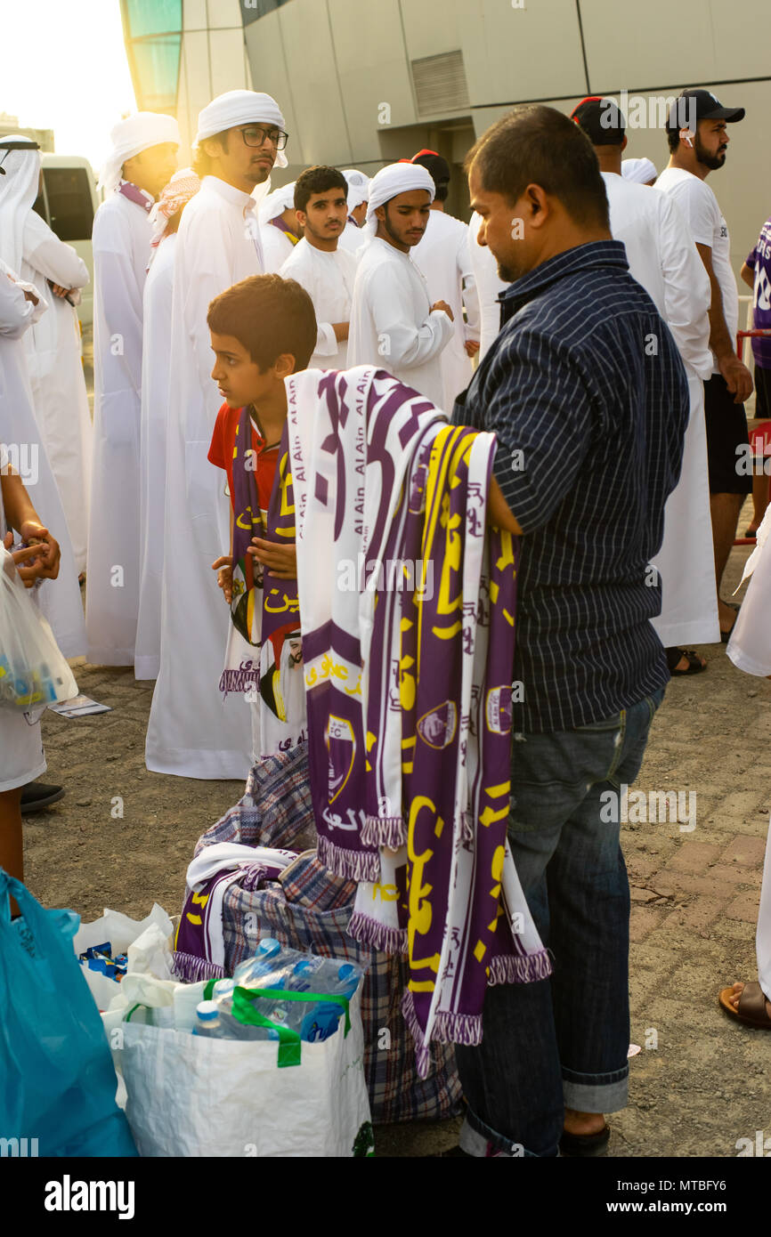 Un gars des clubs de football vente écharpes avant match régionale tenue à Al Jazeera Football Club, Abu Dhabi Banque D'Images