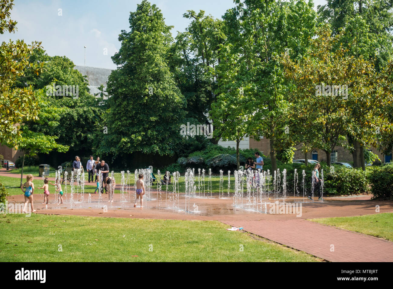 Les enfants jouent dans l'eau des fontaines dans baccalauréat Acre Park à Windsor, Royaume-Uni. Banque D'Images