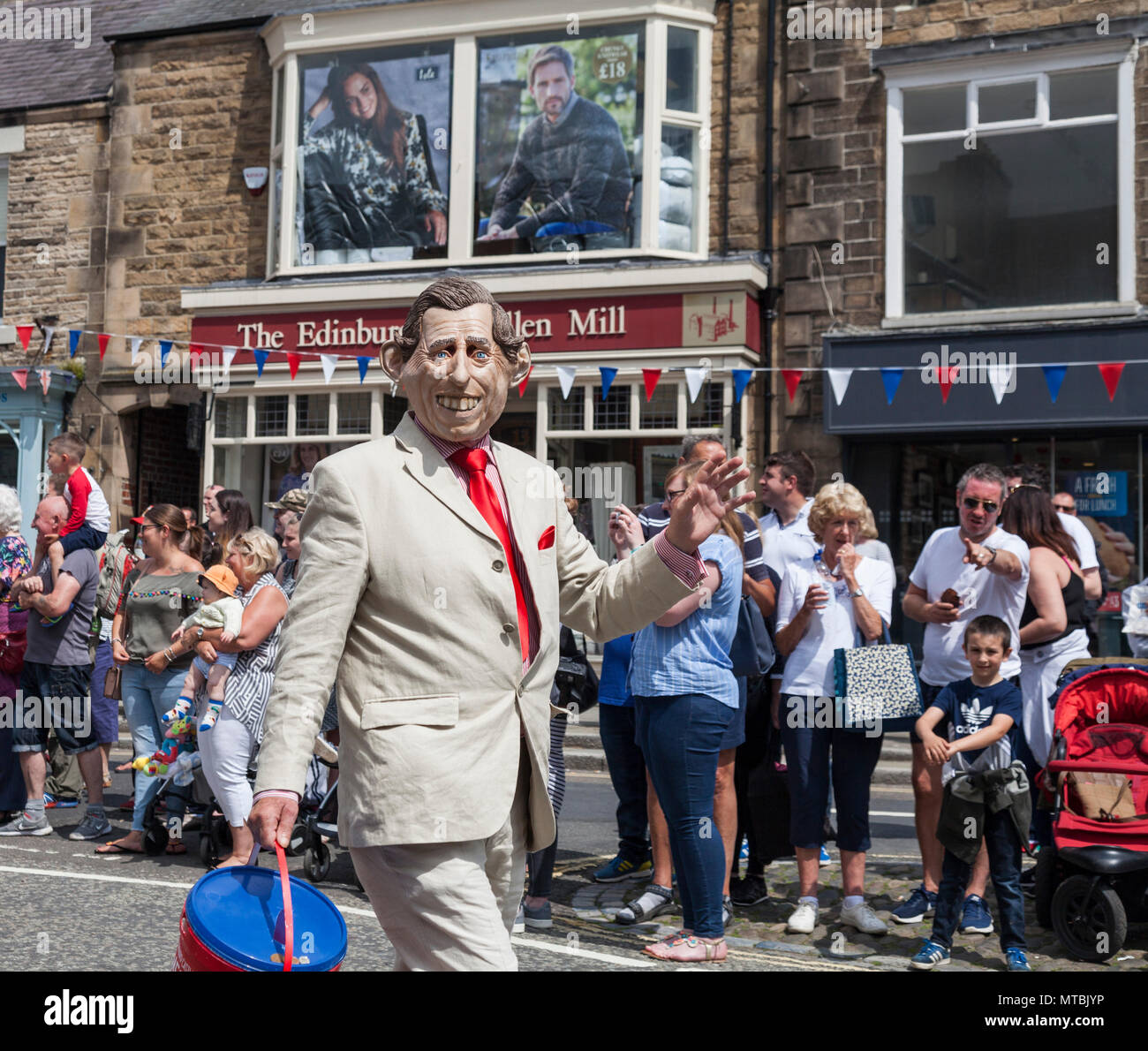 Le défilé dans la rue principale à la Barnard Castle Rencontrez, Angleterre,UK avec un homme dans un masque de Prince Charles Banque D'Images