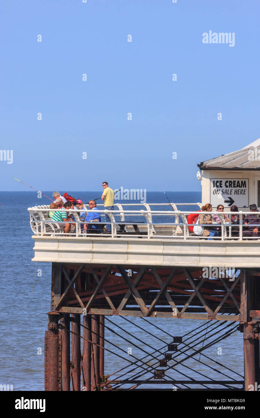 Les gens de la pêche jetée de Cromer, ainsi que les personnes bénéficiant de la soleil du printemps. Jetée de Cromer, Cromer Norfolk UK Banque D'Images