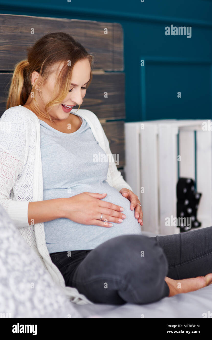 Surpris pregnant woman touching her belly Banque D'Images