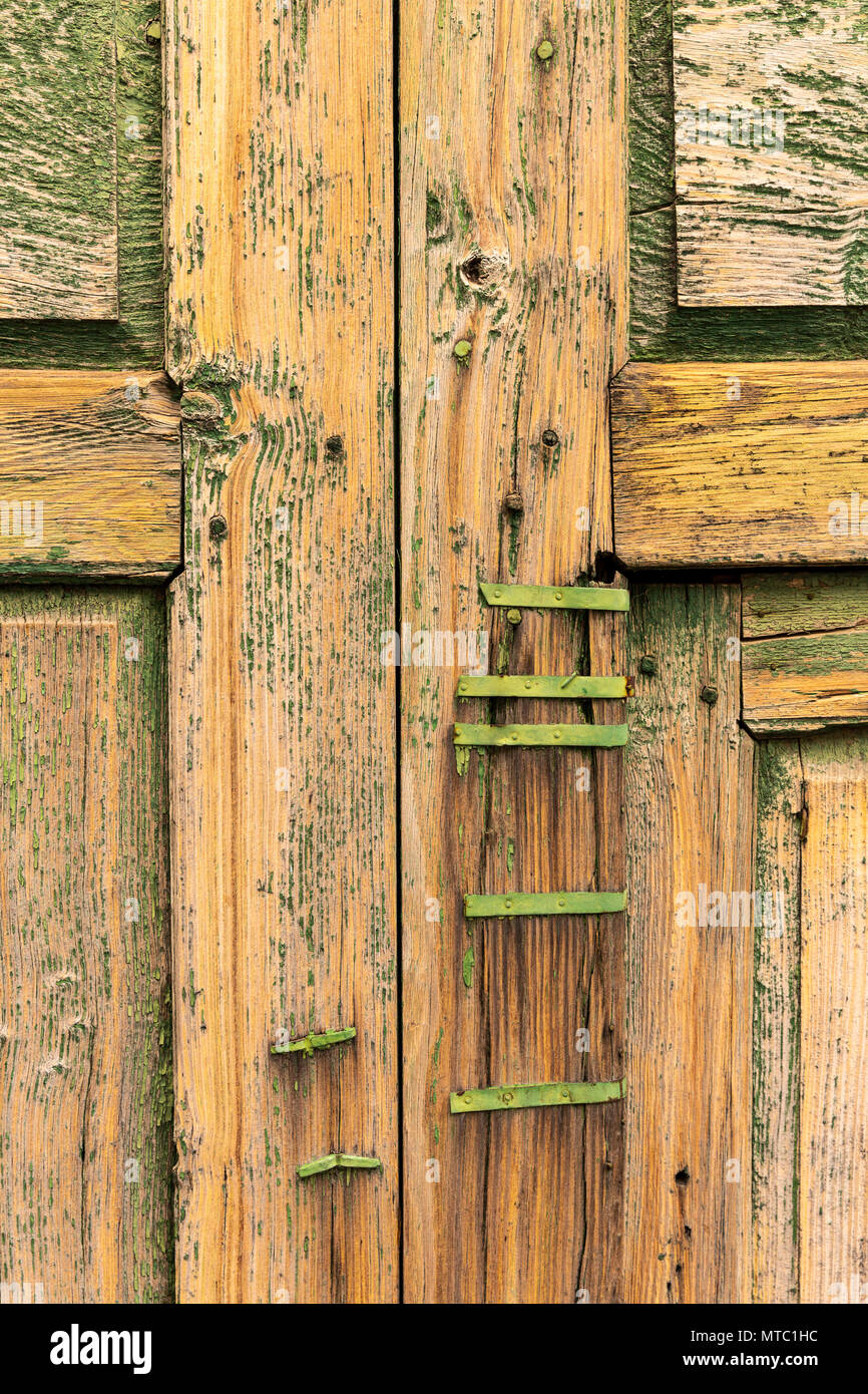 Résumé Détails de vieille porte en bois, avec fixation en métal, réparations, négligé de peinture et de verre brisé, Vilaflor, Canaries, Espagne, Banque D'Images