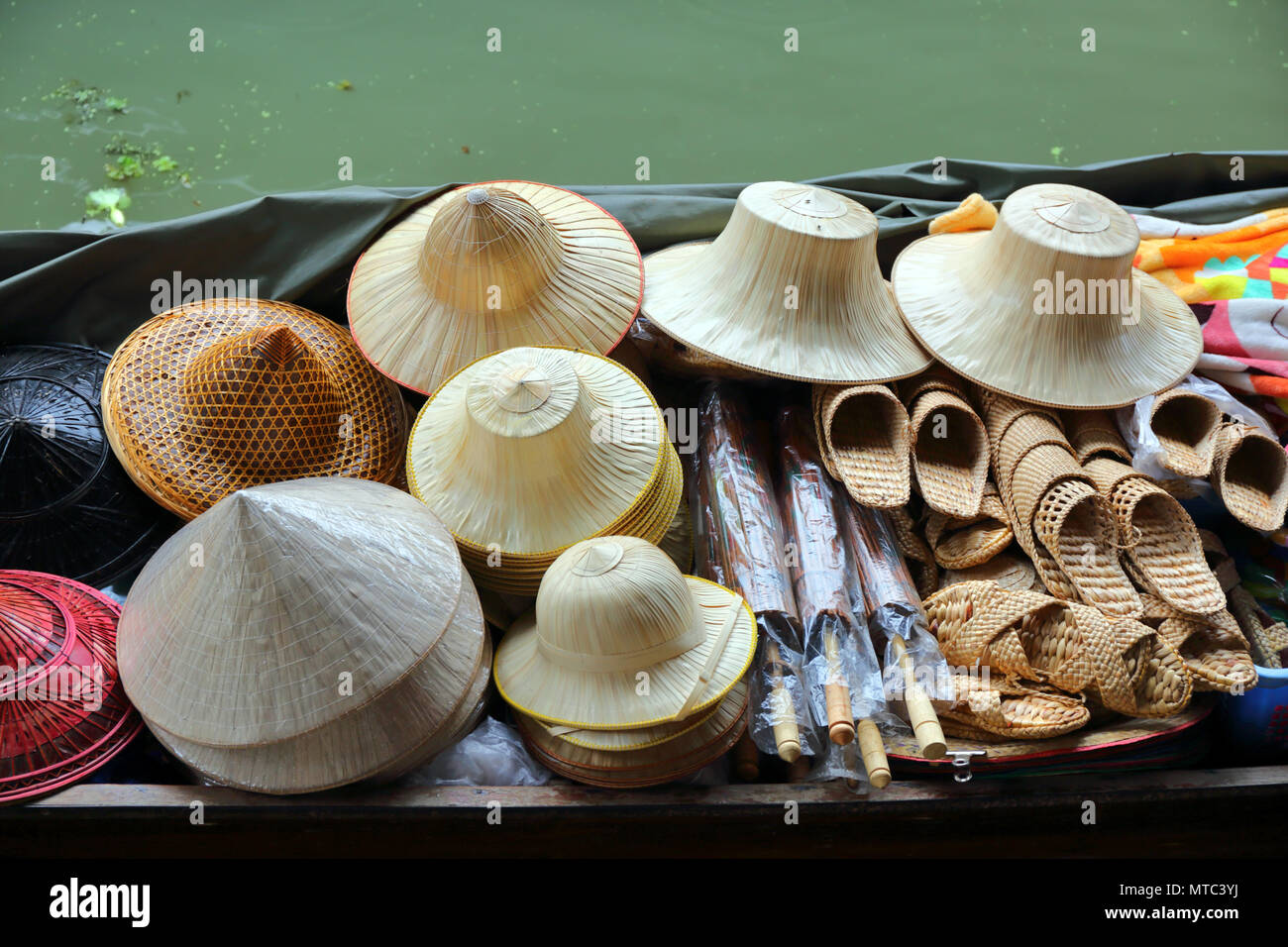 Voile avec des chapeaux sur marché flottant à Bangkok Photo Stock - Alamy