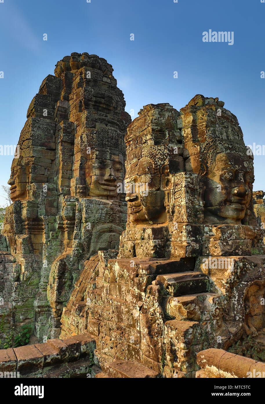 Visages de pierre géant au temple Bayon au Cambodge Banque D'Images
