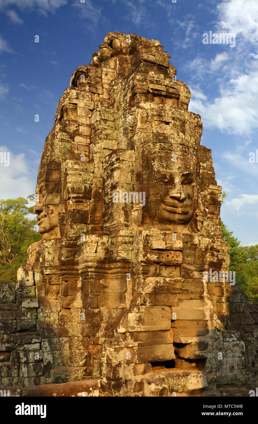Visages de pierre géant au temple Bayon au Cambodge Banque D'Images