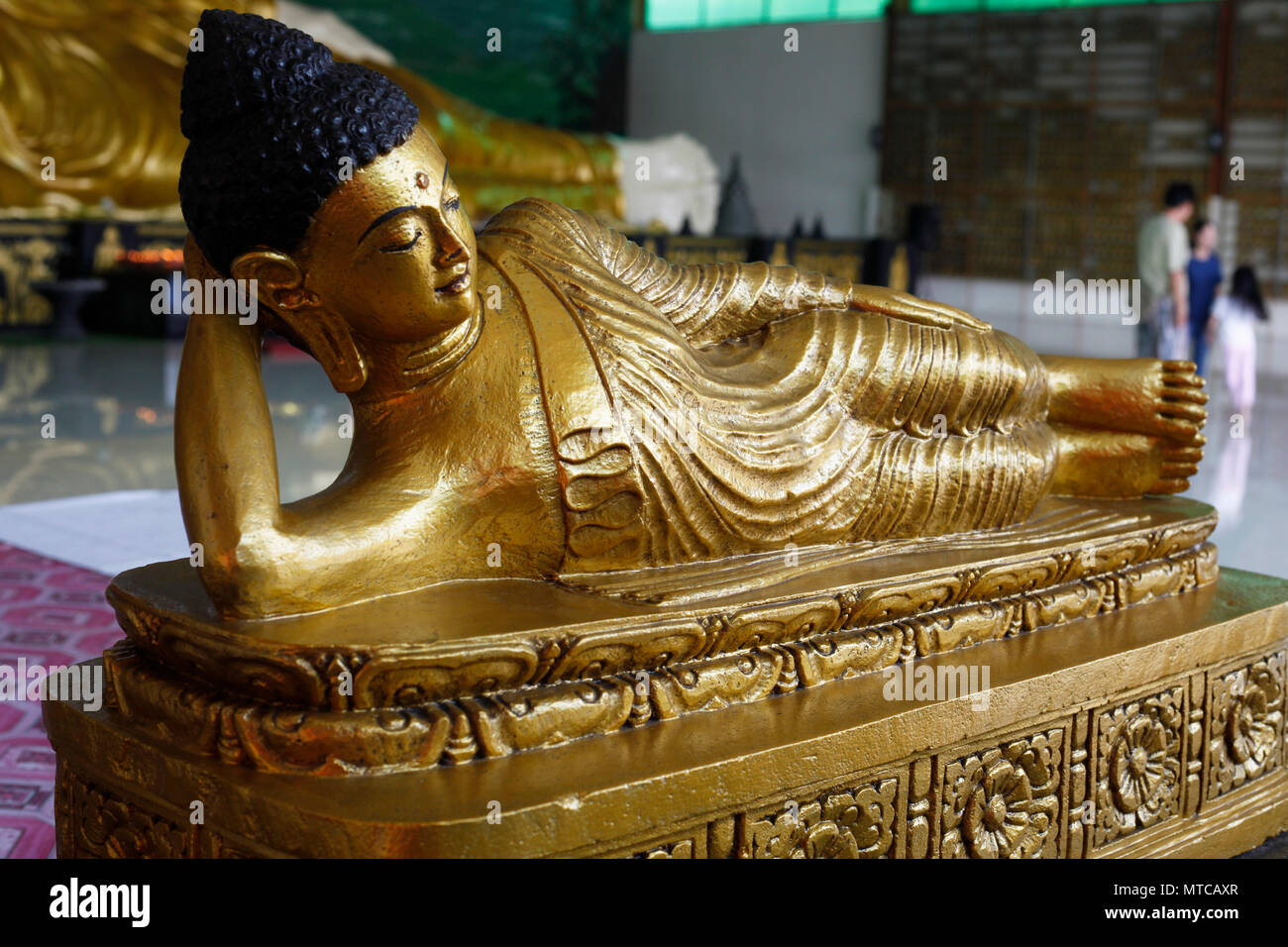 Bogor, Indonésie. 29 mai, 2018. Les bouddhistes prient en face de la statue de Bouddha couché au Temple Bouddhiste Dharma. Credit : Adriana Adinandra/Pacific Press/Alamy Live News Banque D'Images