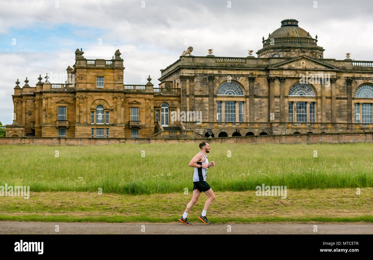 Gosford Estate East Lothian, Scotland, UK. 28 mai 2017. Homme célibataire coureur de marathon en face de Gosford House, Edinburgh Marathon au km 18 Banque D'Images