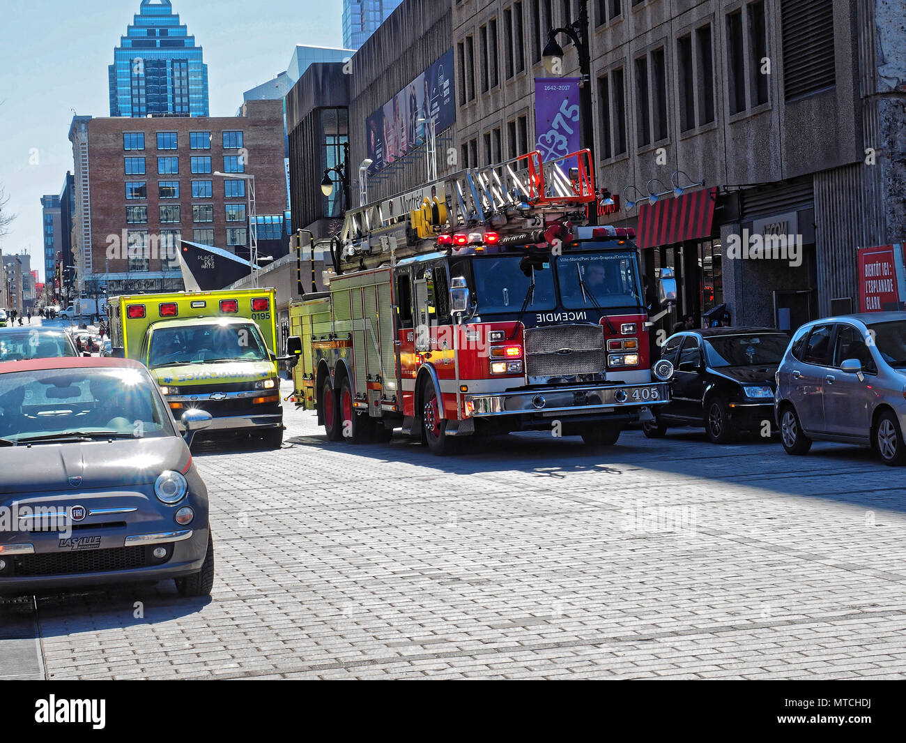 Québec,Canada. Camion à incendie et d'ambulance au centre-ville de Montréal. Banque D'Images