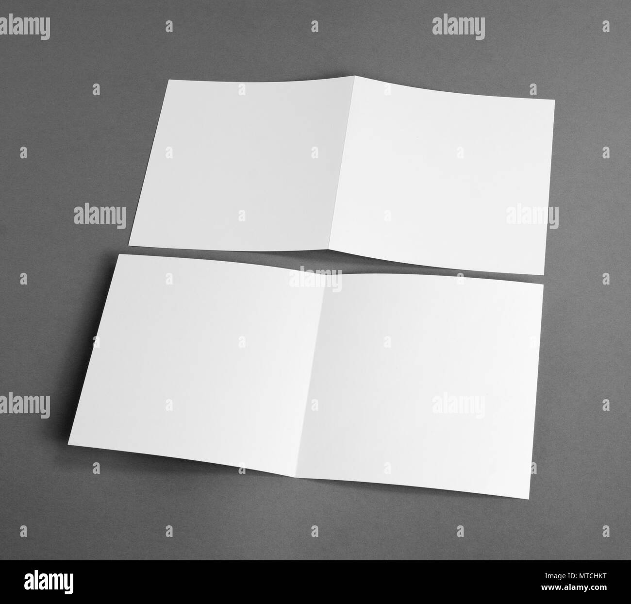 Cartes vide blanc sur gris pour remplacer votre conception Banque D'Images