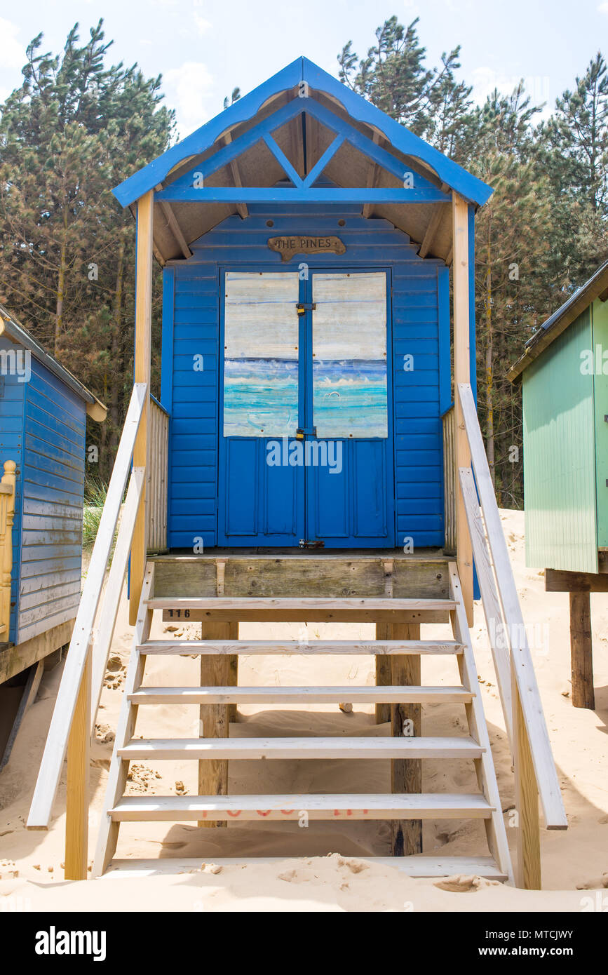 Wells-next-the-Sea, Norfolk, UK : mai 2018. Cabine de plage de couleur bleu vif, cabane en bois avec de l'aquarelle sur la porte représentant la mer Banque D'Images