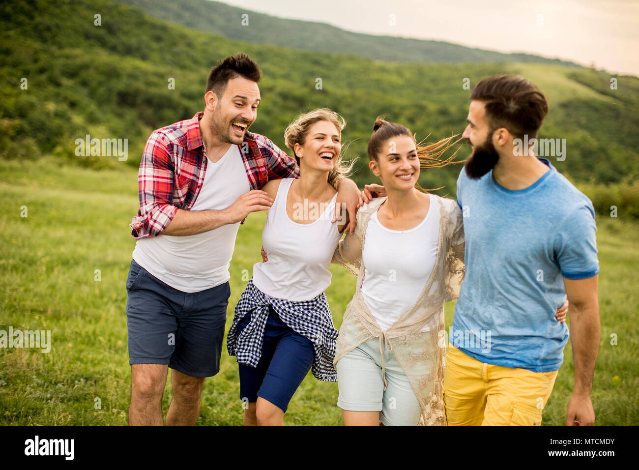 Diamètre extérieur du groupe de jeunes s'amusant sur un voyage dans la nature en montagne Banque D'Images