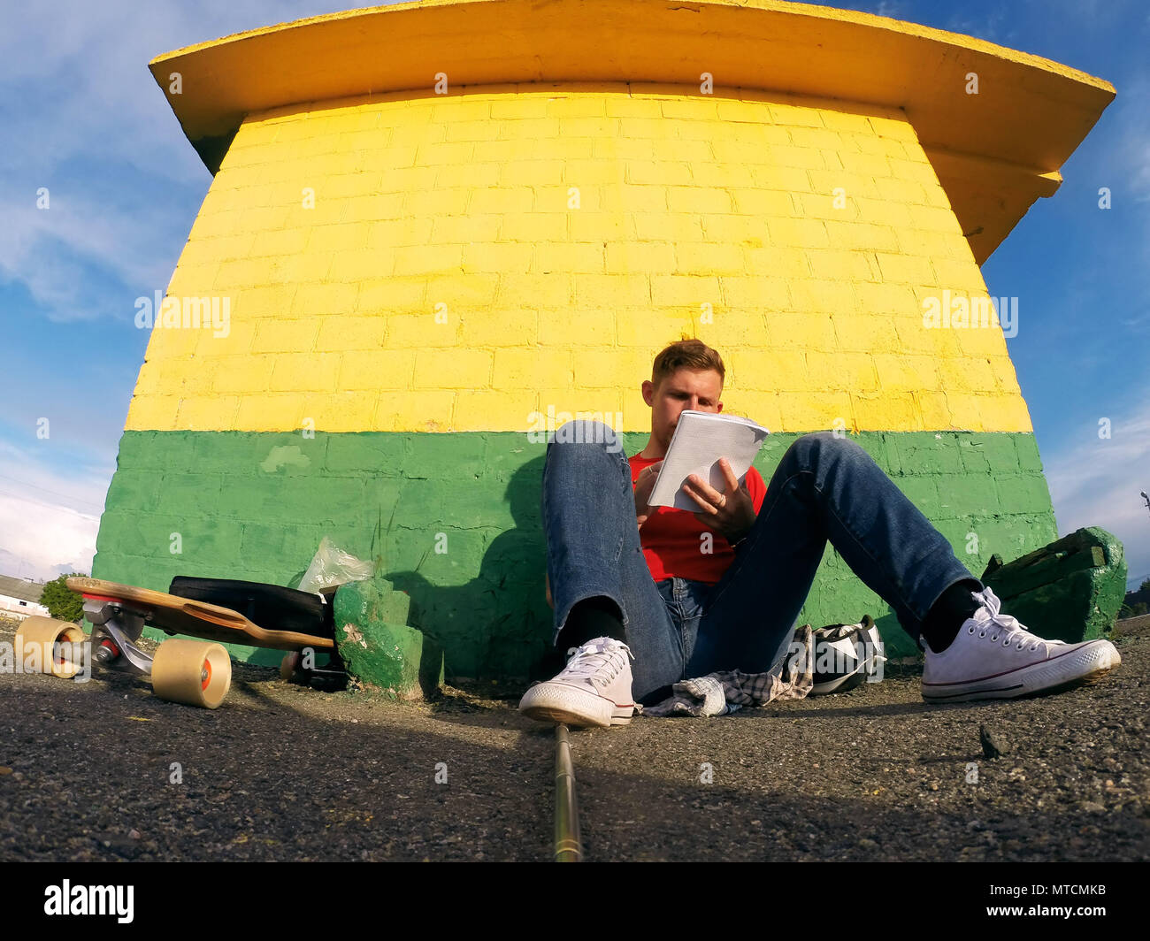 Le mec est au repos et de faire un enregistrement dans son journal, Banque D'Images