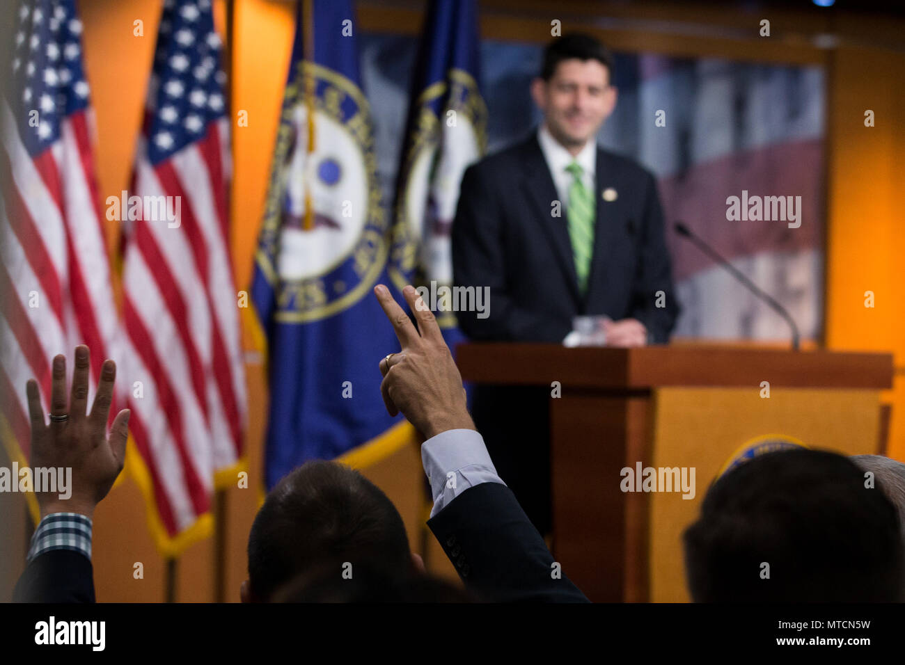 Les journalistes lèvent la main en tant que président de la Chambre Rempl. Paul Ryan (R-WI) répond aux questions des journalistes lors de sa conférence de presse hebdomadaire au Capitole. Banque D'Images
