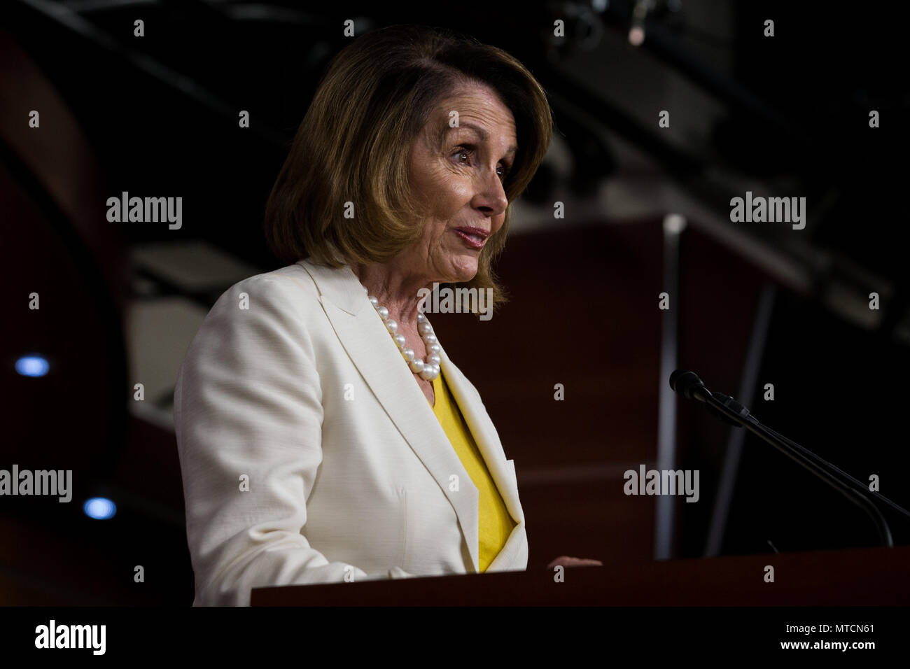 Rép. Leader démocrate Nancy Pelosi (D-CA) parle au cours de sa conférence de presse hebdomadaire au Capitole. Banque D'Images