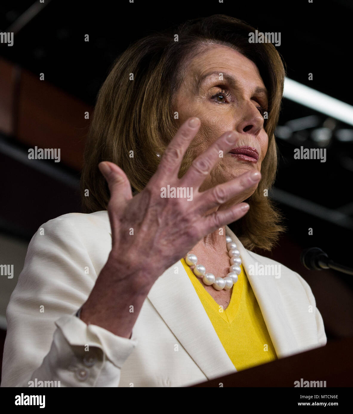 Rép. Leader démocrate Nancy Pelosi (D-CA) parle au cours de sa conférence de presse hebdomadaire au Capitole. Banque D'Images