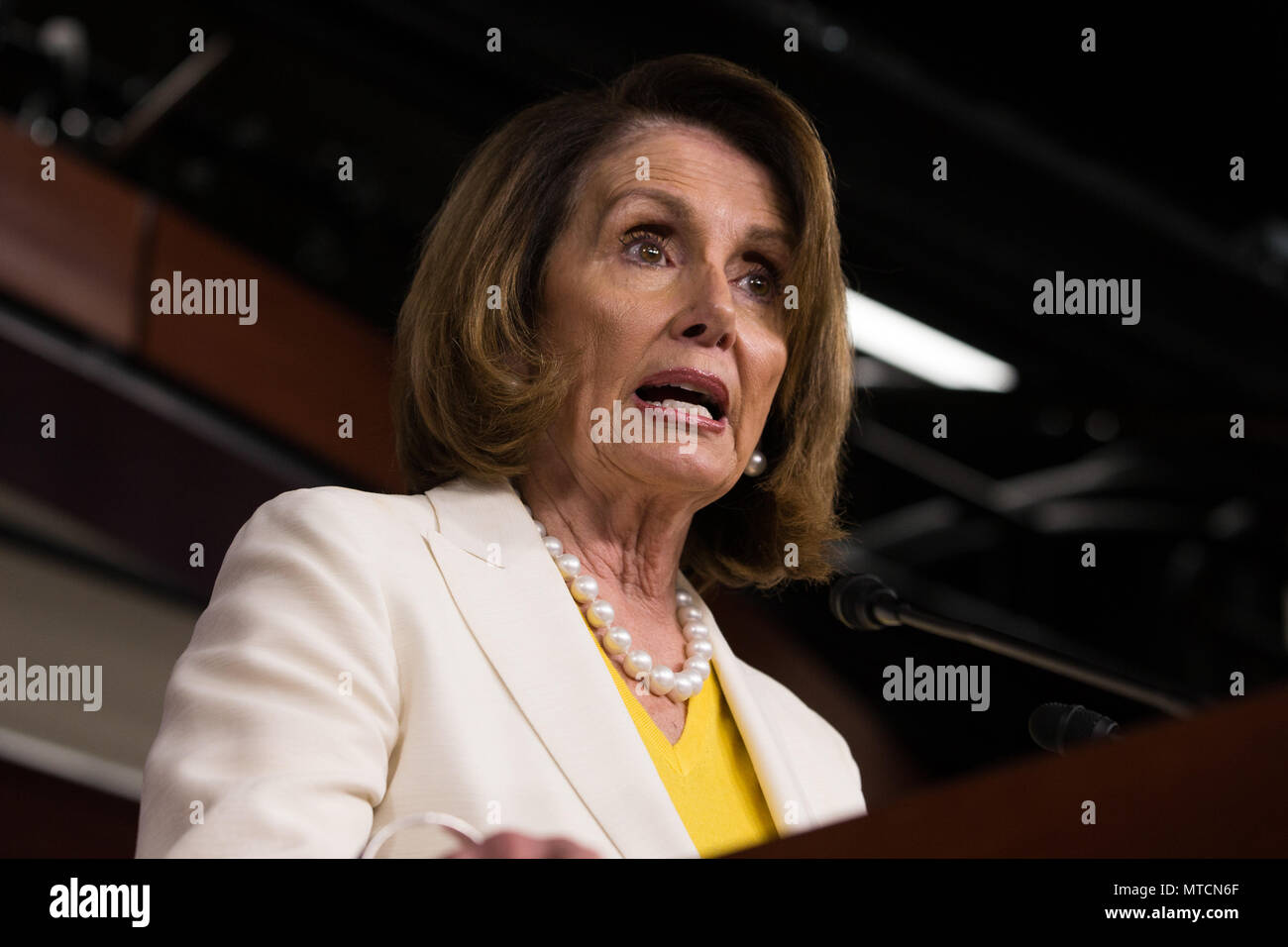 Rép. Leader démocrate Nancy Pelosi parle avec des journalistes lors de sa conférence de presse hebdomadaire dans la capitale américaine le 18 mai, 2017. Banque D'Images